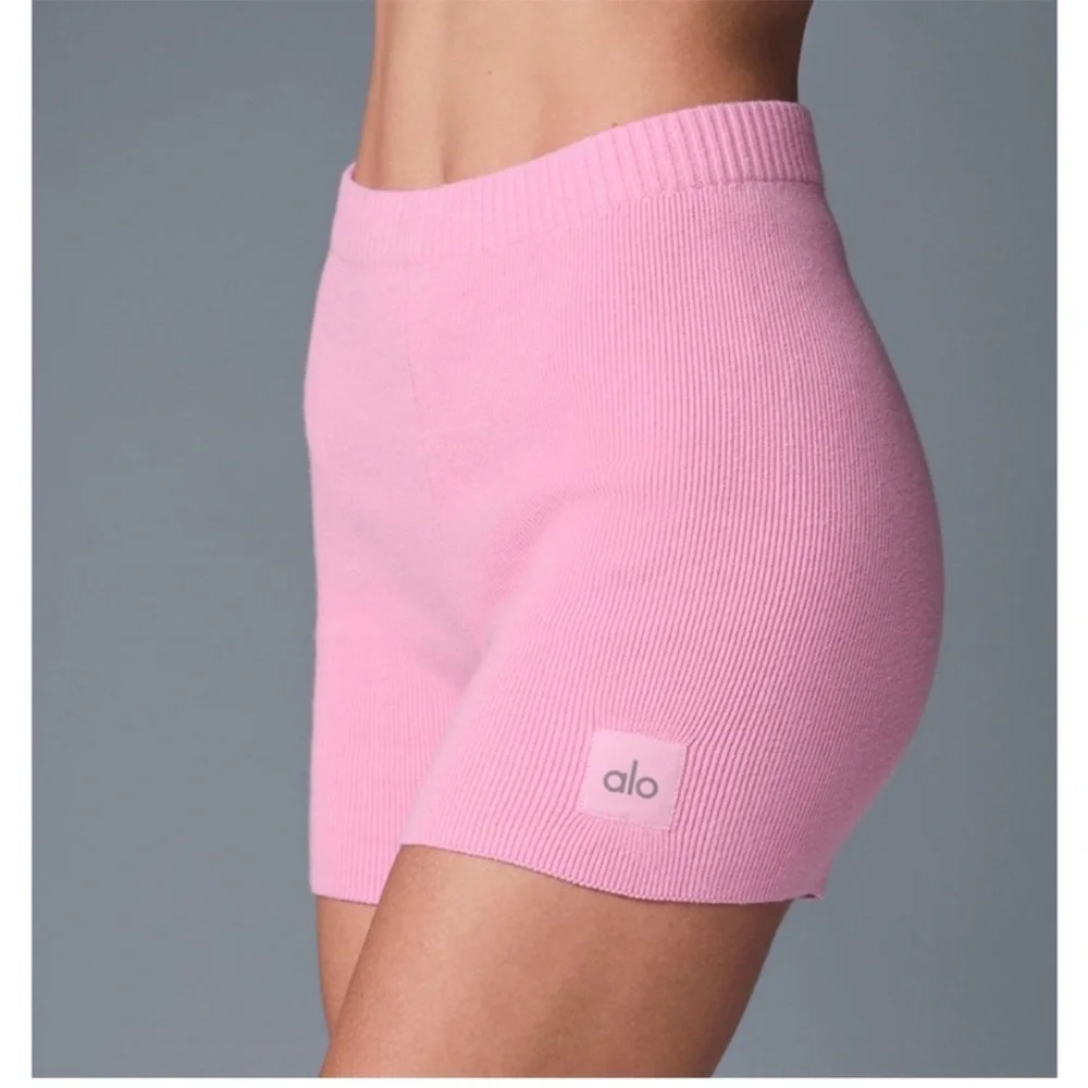 NWT ALO Yoga Sweet Pink Scholar High-Waist Shorts Size M 💗 - Picture 2 of 5